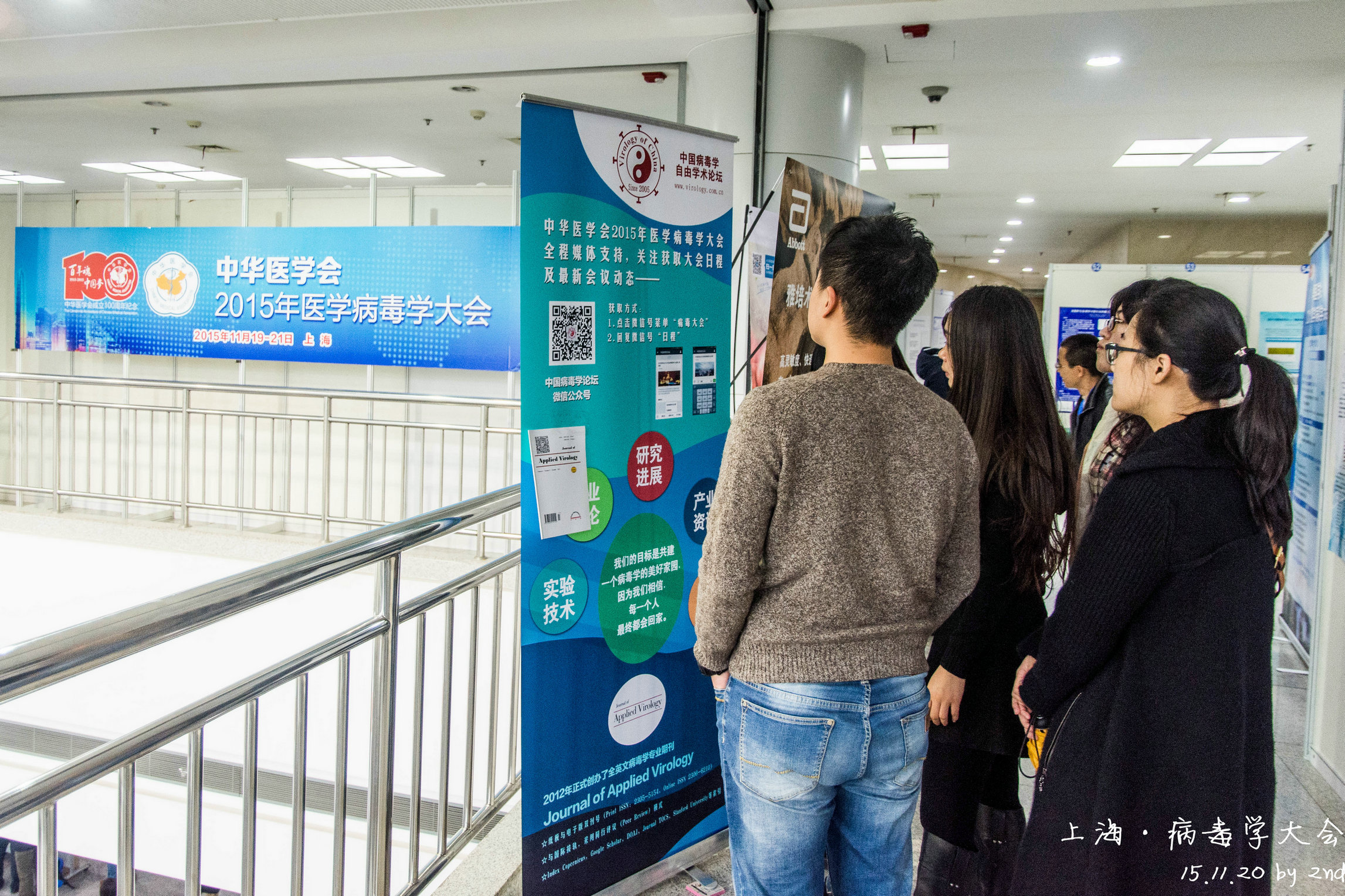 被热情围观的展板